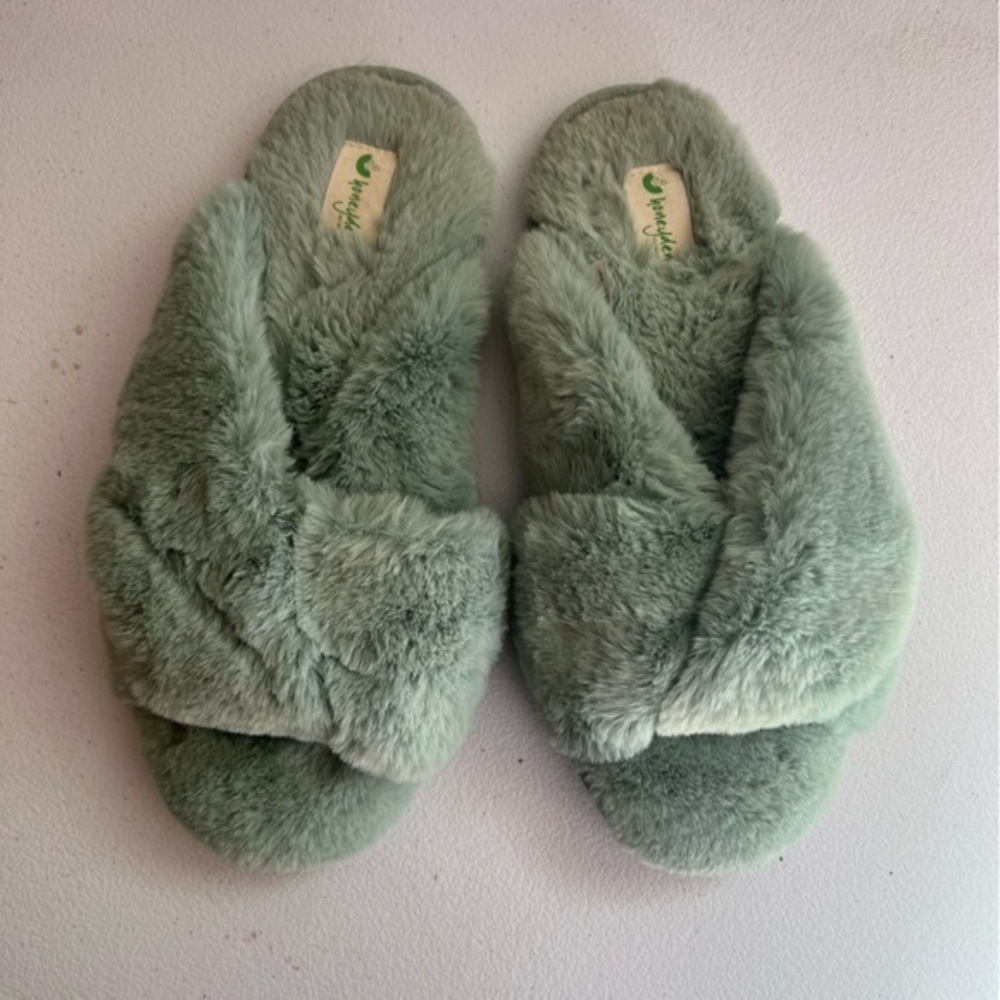 Honeydew Intimates • Furry Slide Slippers size large